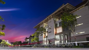 晚霞下的“嘉庚”图书馆