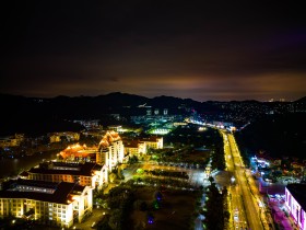 星光与笑靥：女神节的校园夜未眠