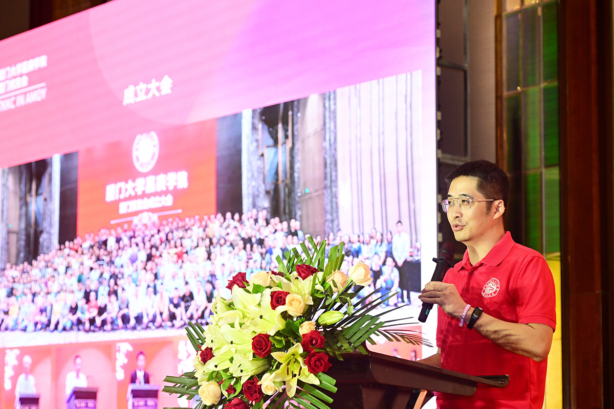 "在工作汇报中,理事长张舸(法学院2008届校友)用详实的数据