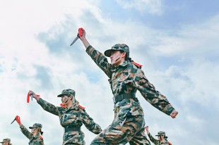 以军人之态 展少年之姿