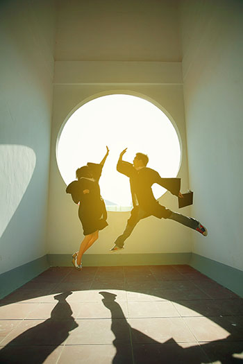 曾汀汀和舍友们在图书馆拍下唯美毕业照.(熊明法 拍摄)