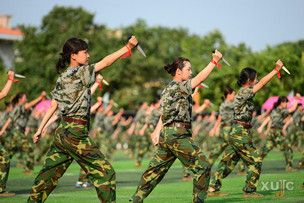 图片新闻军训阅兵式他们用行动展嘉人魅力