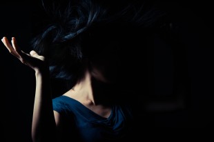 黑暗中，我看到你的脸。