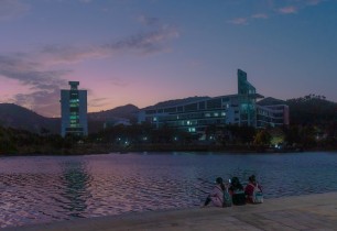 夏日旁晚，栖霞小憩