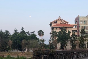 与主五相伴的月亮