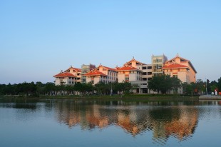 栖霞湖前的主楼