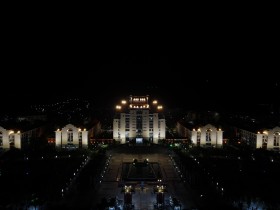 百年辉煌点亮初心