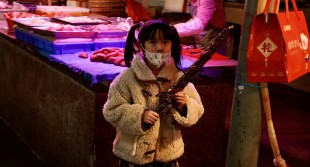 菜市场里的孩子