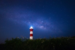 银河下的灯塔