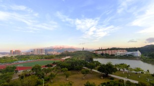 操场与湖与天空