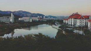 上下天光，一碧万顷