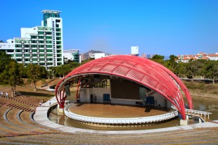 红色的&ldquo;蚌壳&rdquo;