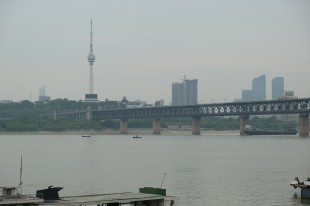 一桥飞架南北，天堑变通途。