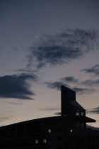 月亮在晚霞上打了一个勾