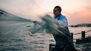 大男举网锦鳞红