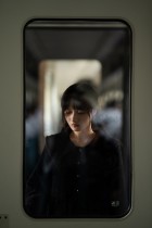 走过车厢的少女