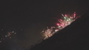 烟花阵阵，有人听闻