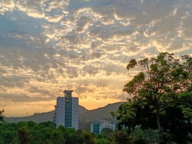 落日余晖，余霞成绮