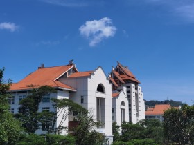 主楼上空白云飘