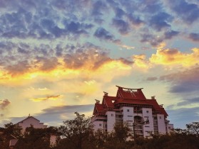 天色已晚，余晖浩然