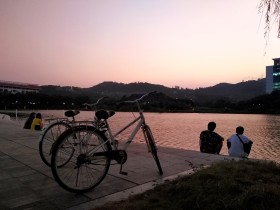 看风景的你们也是一道风景