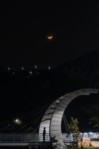 伫立月光间的少年