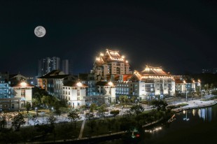 月是&ldquo;嘉园&rdquo;明