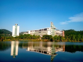 栖霞湖畔水中嘉