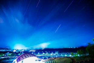 夜空中发光的巨蛋