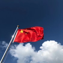 五星红旗迎风飘扬