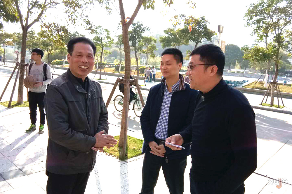 信息科学与技术学院院长谢廷贵(左),实习与就业服务中心叶志筑(中)在