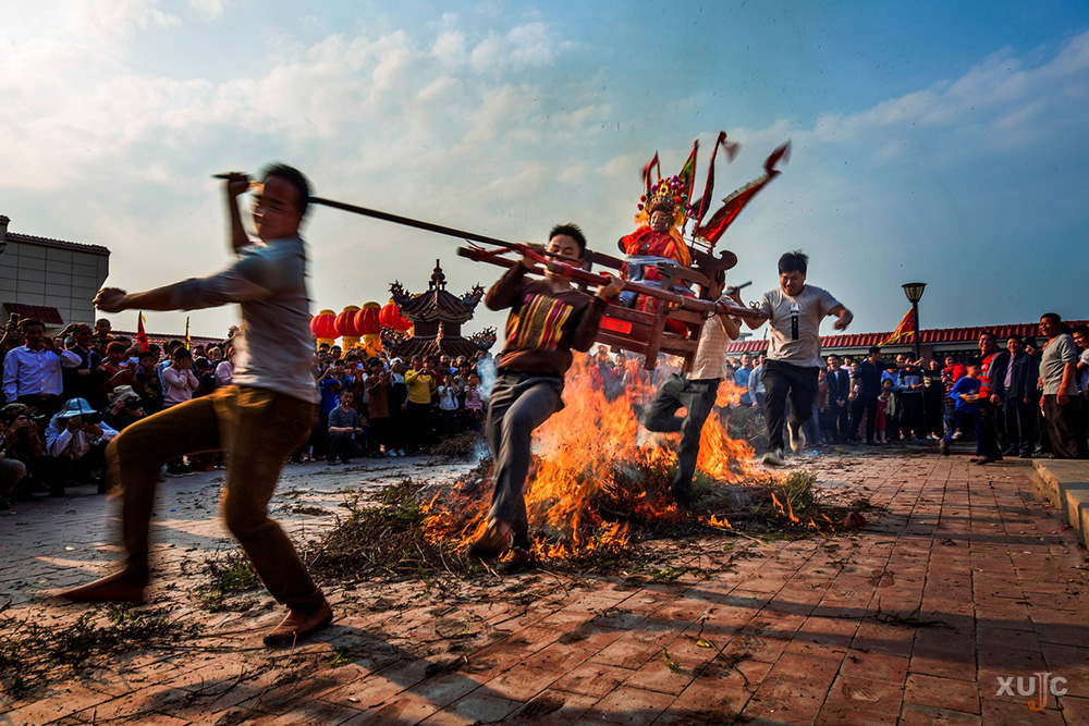 《抬神踏火祈福新年》