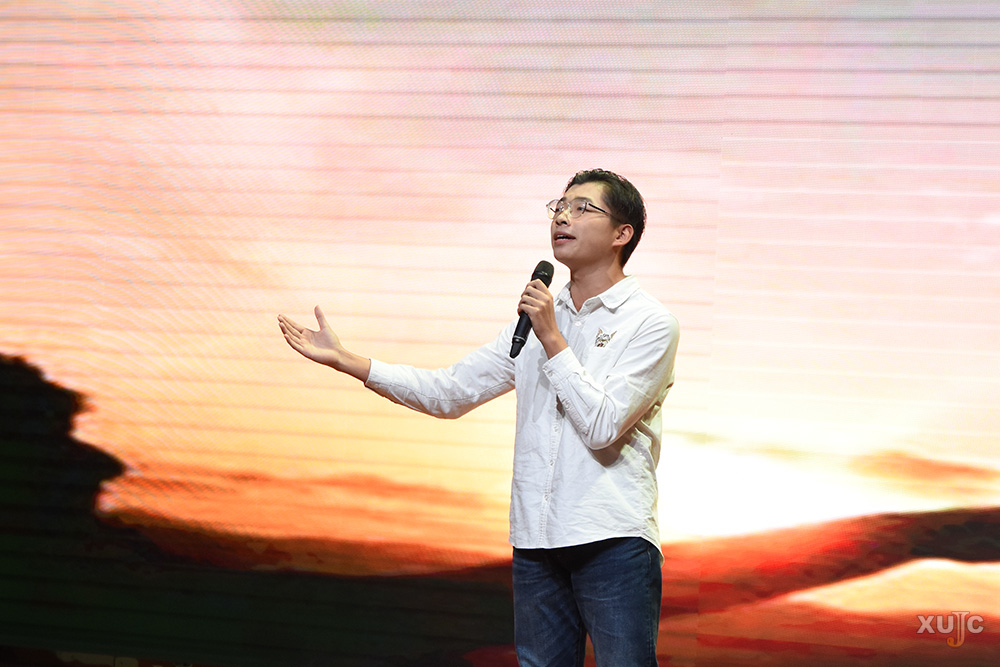 第九届"中华诵"决赛 校主持二队凭《她在云中笑》