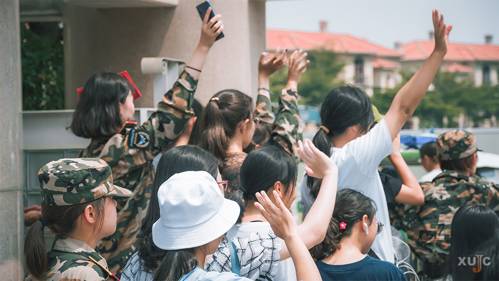 望着教官离去的背影,同学们挥手道别.