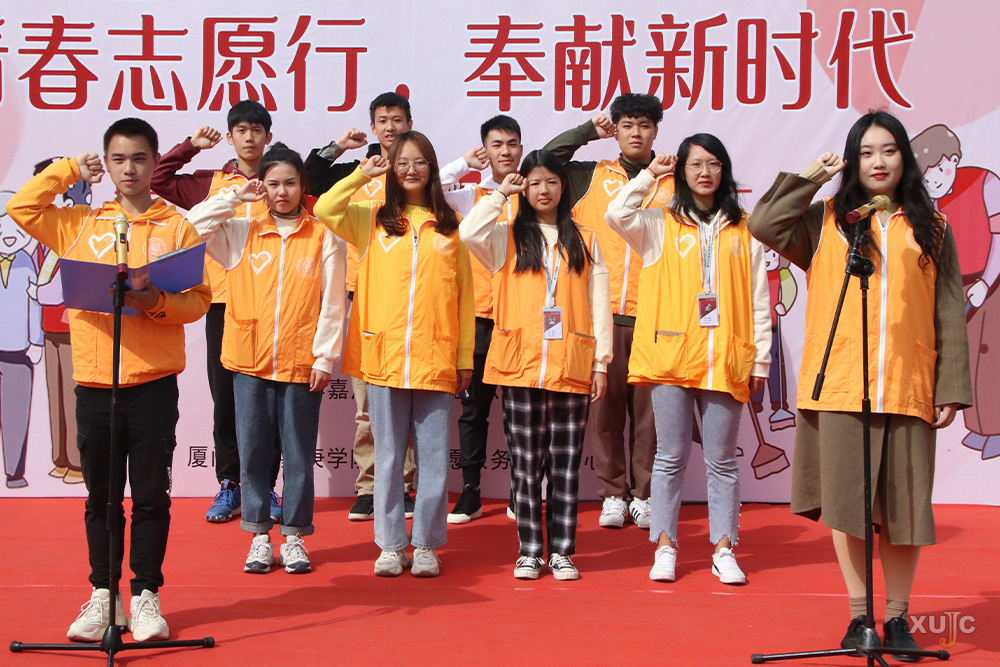 国际志愿者日我校青年志愿者用爱心汇成了一片橙色之海